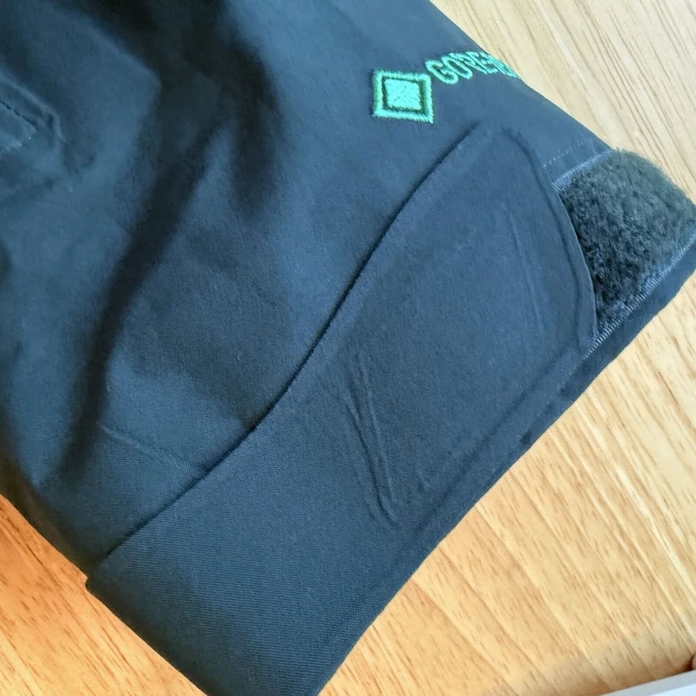 Outdoor Research Aqua and Black Ski Jacket - Picture 9 of 16